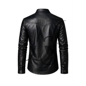 Pu&ograve; includere: Una camicia in pelle nera con maniche lunghe e polsini abbottonati. La camicia ha un colletto classico e un dettaglio a carr&egrave; sulla schiena. L'immagine mostra il retro della camicia.