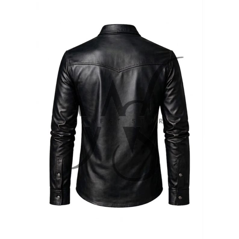Pu&ograve; includere: Una camicia in pelle nera con maniche lunghe e polsini abbottonati. La camicia ha un colletto classico e un dettaglio a carr&egrave; sulla schiena. L'immagine mostra il retro della camicia.