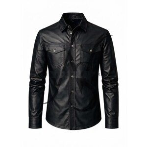 Pu&ograve; includere: Camicia in pelle nera con maniche lunghe, colletto classico e due tasche sul petto. La camicia ha una chiusura con bottoni sul davanti e polsini abbottonati. La pelle appare liscia e ha una leggera lucentezza.