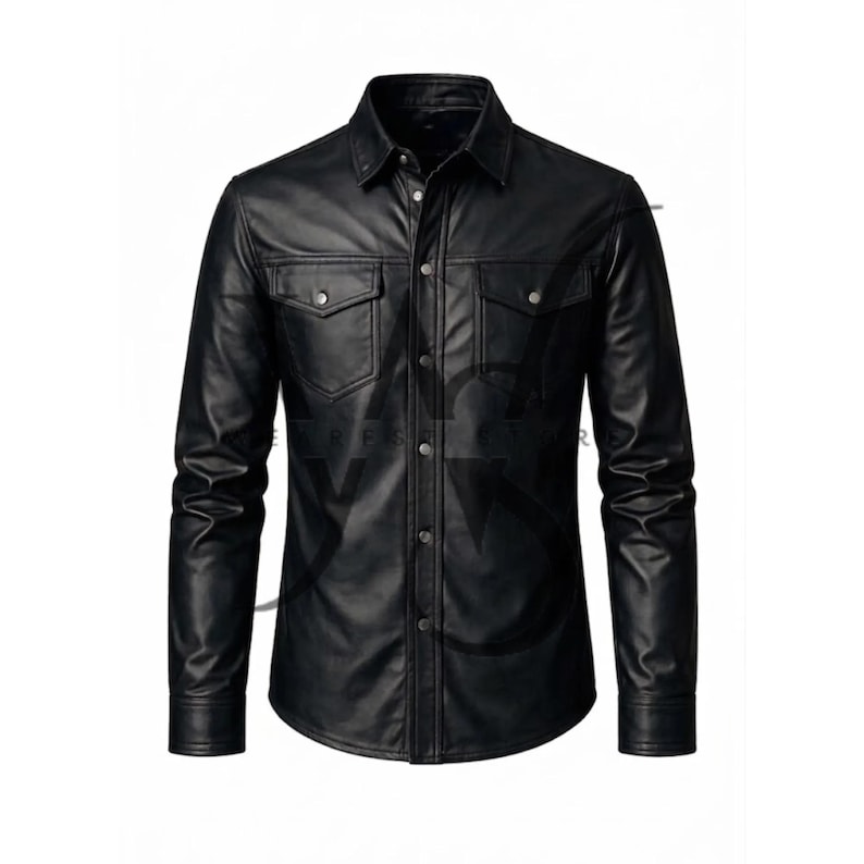 Pu&ograve; includere: Camicia in pelle nera con maniche lunghe, colletto classico e due tasche sul petto. La camicia ha una chiusura con bottoni sul davanti e polsini abbottonati. La pelle appare liscia e ha una leggera lucentezza.