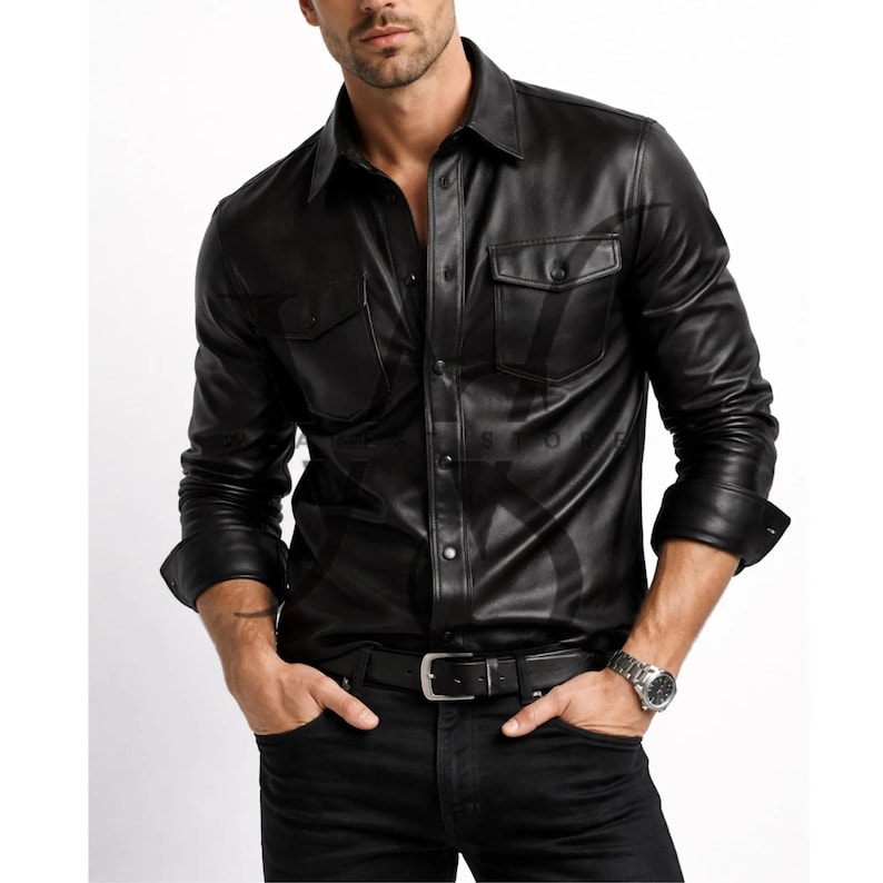 Pu&ograve; includere: Camicia in pelle nera con due tasche sul petto, chiusura con bottoni e maniche lunghe. La camicia &egrave; abbinata a jeans neri e un orologio argentato. Design classico e su misura.