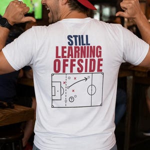 Camiseta "Aún aprendiendo fuera de juego", camiseta de fútbol de EE. UU., camiseta divertida para aficionados al fútbol, camiseta del Mundial 2026, regalo de humor futbolístico, camiseta para aficionados de EE. UU.