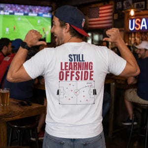 Camiseta "Aún aprendiendo fuera de juego", camiseta de fútbol de EE. UU., camiseta divertida para aficionados al fútbol, camiseta del Mundial 2026, regalo divertido de fútbol, camiseta para aficionados de EE. UU.