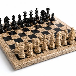 Op de afbeelding: Een schaakspel met een vierkant bord met afwisselende beige granieten en zwarte marmeren vakken. De set bevat een volledige set gesneden stenen schaakstukken, met één kant in effen zwart en de andere kant in een gespikkelde beige granieten afwerking.