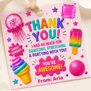 Peut inclure: Une étiquette cadeau carrée rose avec un ruban, illustrée de graphismes colorés représentant une méduse, un cornet de glace, une glace à l'eau et une balle. Le texte indique : THANK YOU! I HAD SO MUCH FUN SQUEEZING, STRETCHING & PARTYING WITH YOU! YOU'RE AWESOME! From: Aria.