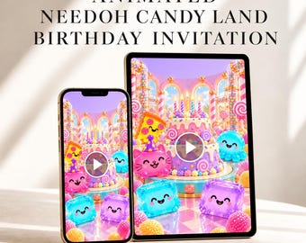 Może przedstawiać: Smartfon i tablet wyświetlające animowane zaproszenie urodzinowe Needoh Candy Land. Ekran przedstawia kolorową scenę z wielopoziomowym tortem, różową figurką kota oraz niebieskimi i fioletowymi półprzezroczystymi kostkami z uśmiechniętymi buźkami.
