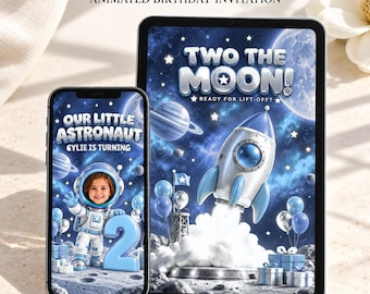 Może przedstawiać: Smartfon i tablet wyświetlające zaproszenie urodzinowe z motywem kosmicznym z tekstem TWO THE MOON, OUR LITTLE ASTRONAUT oraz KYLIE IS TURNING. Projekt zawiera rakietę, planety, gwiazdy, balony oraz dziecko w skafandrze kosmicznym.