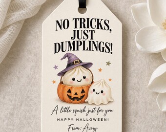 Może przedstawiać: Prostokątna przywieszka prezentowa w kolorze złamanej bieli z czarną wstążką. Tekst brzmi NO TRICKS, JUST DUMPLINGS!, A little squish just for you, HAPPY HALLOWEEN! oraz From: Avery. Przedstawia pierożka w dyni oraz pierożka w kształcie duszka.