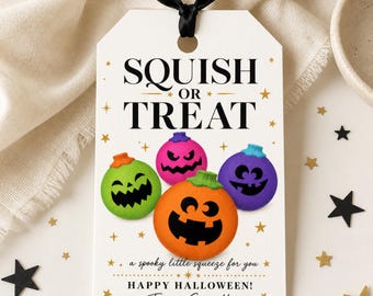 Może przedstawiać: Biała prostokątna zawieszka prezentowa z czarną wstążką u góry. Tekst brzmi SQUISH OR TREAT, a spooky little squeeze for you, HAPPY HALLOWEEN! From, Everett. Zawiera cztery kolorowe, okrągłe postacie przypominające dynie z twarzami.