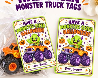 Może przedstawiać: Dwie prostokątne zawieszki prezentowe na Halloween z zielonym potworem prowadzącym pomarańczowy monster truck z fioletowymi kołami. Tekst brzmi Have a Monster-Sized Halloween! oraz From, Everett. Jedna zawieszka jest w plastikowej torebce.