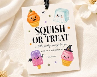 Może przedstawiać: Prostokątna biała zawieszka prezentowa z czarną wstążką, zawierająca tekst SQUISH OR TREAT, a little spooky squeeze for you, HAPPY HALLOWEEN! oraz From, Everett. Ilustracje przedstawiają lody dyniowe, duszka, loda nietoperza oraz loda w kapeluszu czarownicy.