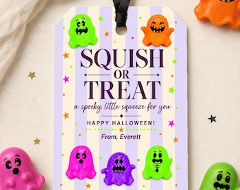 Może przedstawiać: Prostokątna zawieszka prezentowa z czarną wstążką, ozdobiona pionowymi jasnofioletowymi i kremowymi paskami. Tekst głosi SQUISH OR TREAT, a spooky little squeeze for you, HAPPY HALLOWEEN! oraz From, Everett. Ozdobiona kolorowymi ikonami duchów i gwiazdkami.