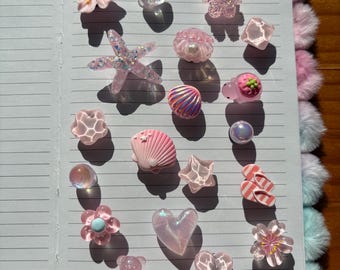 Pines rosas para Crocs (se venden individualmente) | Flores, conchas, corazones y estrellas de mar estilo Jibbitz | Adornos Kawaii para Crocs | Personalización de Crocs para el verano
