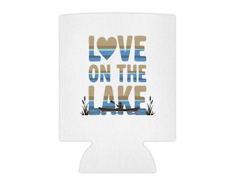 Enfriador de latas "Amor en el lago" / Recuerdo para despedida de soltera en el lago / Enfriador de latas para fin de semana de despedida de soltera / Regalo para la vida en el lago / Recuerdo para el grupo de la novia / Enfriador de latas para fiestas