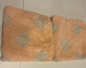 Set of 2 Vintage Fieldcrest “Peach Blush Symmetry” Washcloths.  Like New!