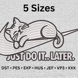 Könnte beinhalten: Ein Stickmuster mit einer schlafenden Katze auf einer Swoosh-Form mit dem Text 5 Sizes, JUST DO IT..LATER. sowie den Dateiformaten DST, PES, EXP, HUS, JEF, VP3, XXX. Das Design zeigt schwarze Umrisse auf einem hellgrauen, texturierten Hintergrund.