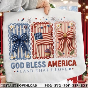 Può includere: Un tessuto bianco con tre disegni patriottici incorniciati. I disegni includono un fiocco blu, una bandiera americana e un fiocco rosso. Il testo "GOD BLESS AMERICA LAND THAT I LOVE" è in basso. Sono presenti anche fuochi d'artificio e stelle.