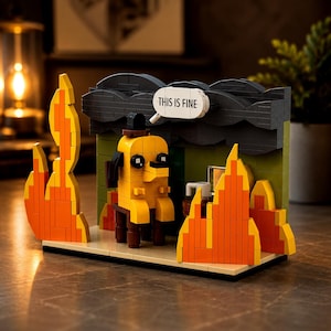 Peut inclure: Un diorama en briques représentant un chien jaune assis sur un tabouret marron au milieu de flammes orange et jaunes. Au-dessus du chien, une bulle blanche porte le texte THIS IS FINE. Des briques gris foncé forment un nuage de fumée.