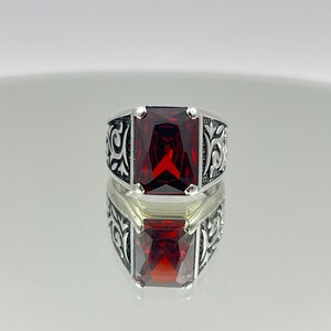 Men’s Rectangular Ruby Statement Ring, Handmade 925 Sterling Silver with Engraved Scrollwork imagen 11