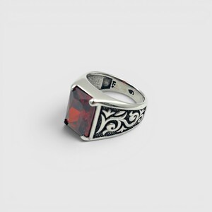 Men’s Rectangular Ruby Statement Ring, Handmade 925 Sterling Silver with Engraved Scrollwork imagen 8