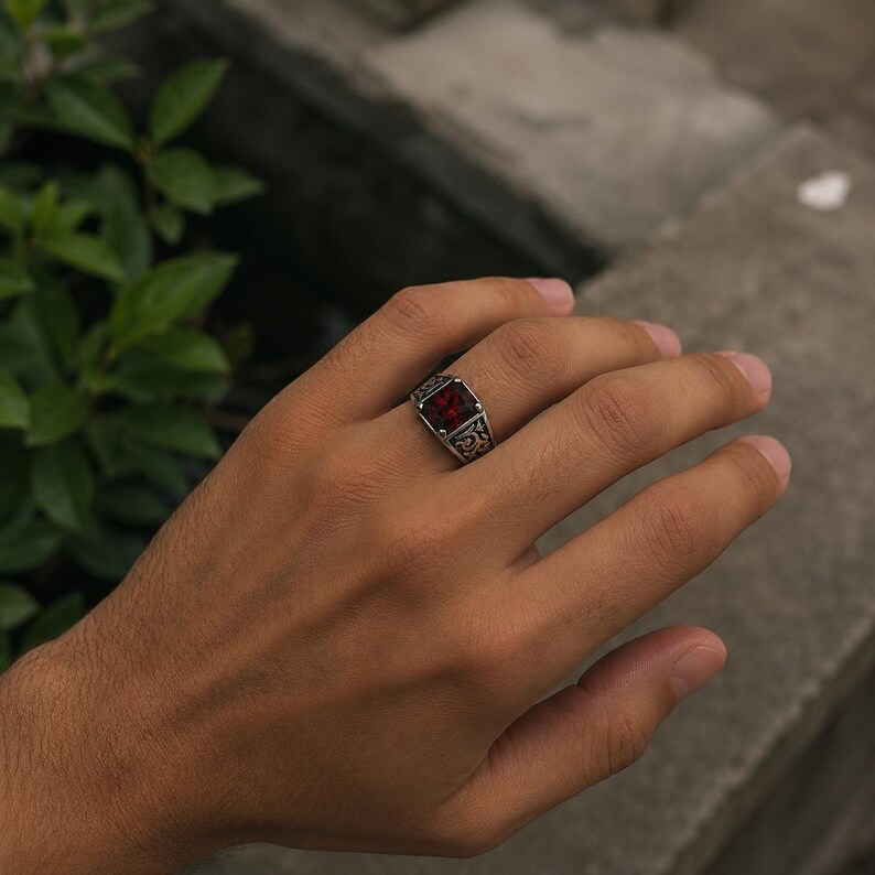 Men’s Rectangular Ruby Statement Ring, Handmade 925 Sterling Silver with Engraved Scrollwork imagen 2
