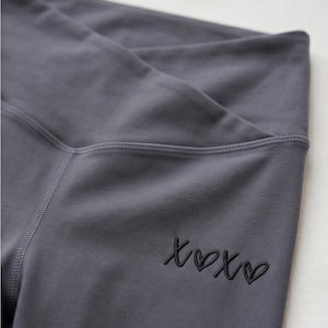 Lucky Rack Revival / Leggings con estampado de corazón XOXO / Leggings de yoga con cintura en V
