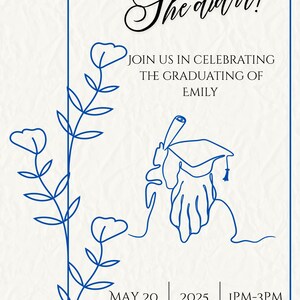 Puede incluir: Anuncio de graduación con borde azul y diseño floral. El texto "She did it!" está en la parte superior, con detalles para la graduación de Emily: 20 de mayo de 2025, 13:00-15:00 y 1234 Anywhere Drive.