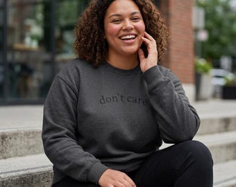 Sudadera "No me importa" / Cuello redondo con texto minimalista, jersey informal