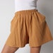Précommande // Coton / Lin Simple Earthy Marigold Jaune Élastique Haute Taille Évasée Jambe Short minimal