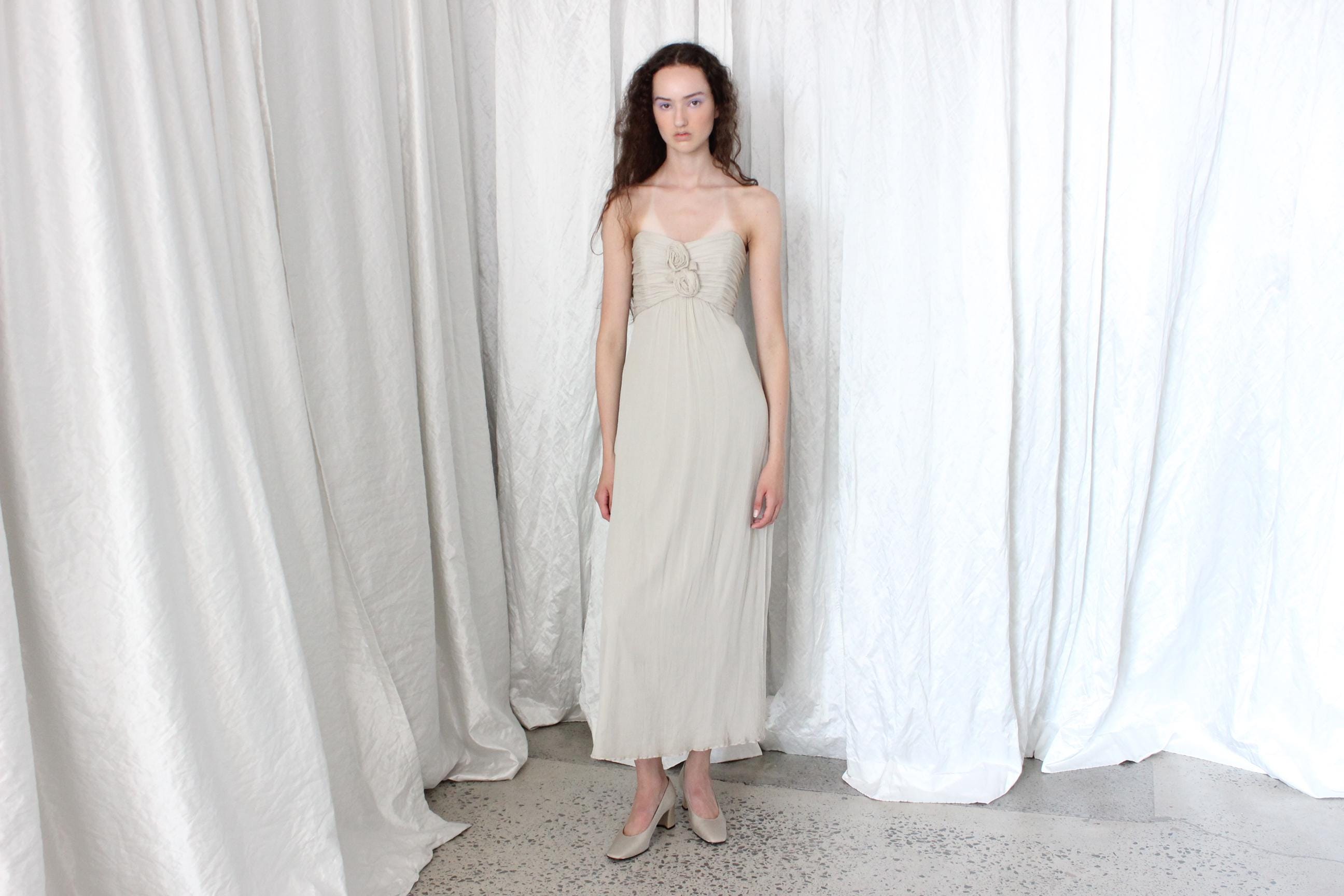 2011 Amsale Dove Grey Silk Georgette Strapless Vintage Column Dress W/ Rosette Bust
