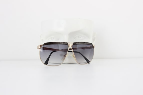 Vintage Italian Black and Pale Gold Oversized Sunglasses NEW VINTAGE VALENTINO V584 OVERSIZED SLEEK GOLD TORTOISE  main image 3