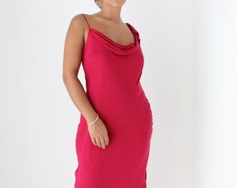 Spettacolare abito sottoveste asimmetrico da cocktail in pura seta color magenta/fucsia, ispirato a quello di Galliano per Dior, in stile anni 2000.