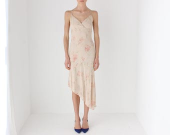 Vestido lencero asimétrico de crepé con estampado floral neutro estilo Y2K, escote pronunciado y corte al bies, con espalda de cordones.