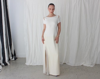 Vestido de novia minimalista y elegante de crepé y gasa estilo vintage de Amanda Wakeley, década de 2000.