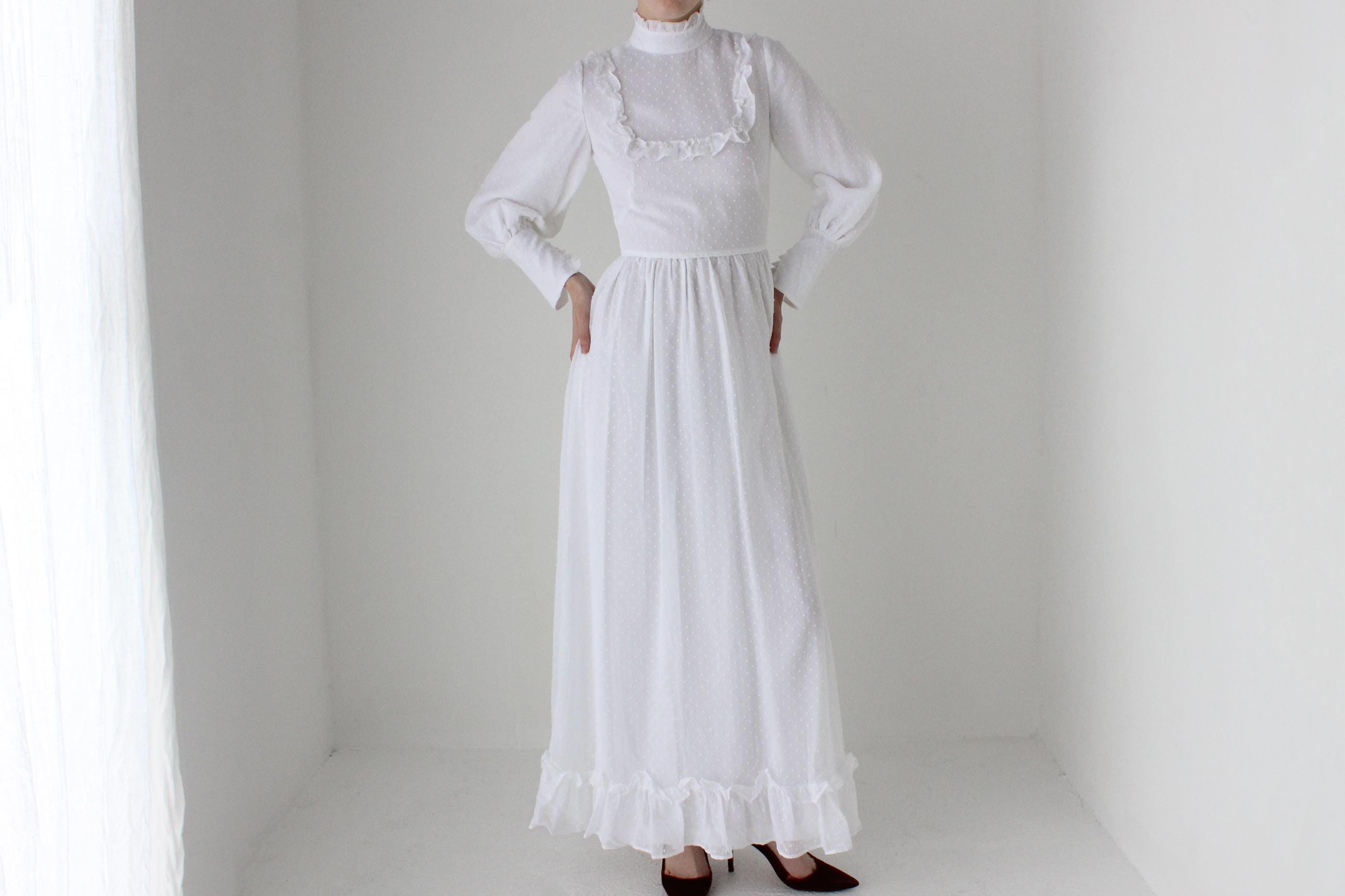 old fashioned long white dress White dresses in fashion history