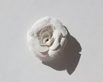 Broche de flor en roseta de papel maché blanco envejecido estilo Y2K