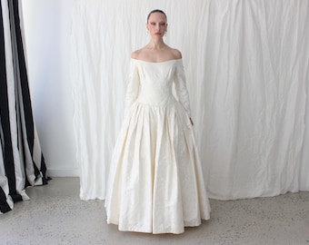 Vestido de novia Mariana Hardwick Renaissance Bride Courtier de 1996, hecho a medida, con hombros descubiertos y cintura baja, en jacquard color crema.