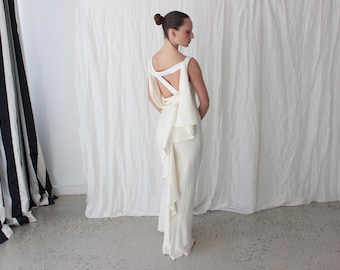 Vestido de novia asimétrico de seda color marfil con corte al bies, detalles de cuentas y espalda drapeada, de Nicole Miller, estilo años 90.