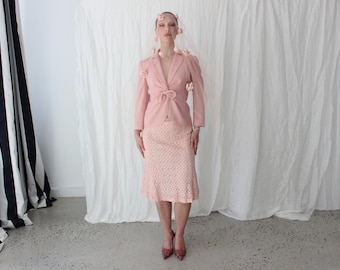 El conjunto de falda y chaqueta de dos piezas de lana rosa palo más adorable de Moschino Cheap & Chic de los 90.
