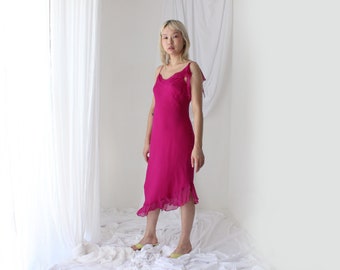 Spettacolare abito sottoveste asimmetrico da cocktail in pura seta color magenta/fucsia, ispirato a quello di Galliano per Dior, in stile anni 2000.