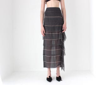 COLECCIÓN FRANCESA DE LOS 2000 Falda larga de seda escalonada con volantes asimétricos de la diseñadora Brunello Cucinelli. Diseño de lujo de los 2000.