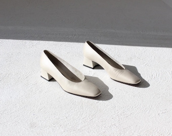Zapatos de tacón Stuart Weitzman Neutral Oyster Silver Metallic Leather de los años 90 - Talla 37 (Euro 37)