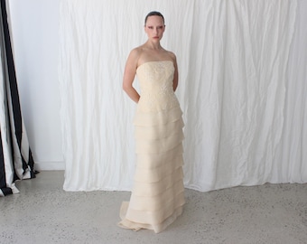 Vestido de novia vintage de los 90 de Helen Morley, sin tirantes, de encaje y organza de seda, con cintura baja.