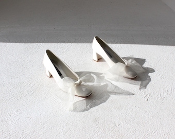 Zapatos de salón Stuart Weitzman Vintage de los 90, de piel, blanco satinado, punta redonda y tacón de bloque, con lazo de organza - Talla 37.5 (Euro 35).