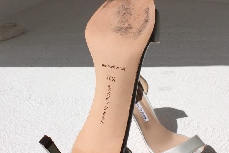 K&ouml;nnte beinhalten: Ein Set aus drei Keramikbechern mit gesprenkelter, matter Oberfl&auml;che. Die Becher sind in Creme-, Hellgrau- und Dunkelgraut&ouml;nen gehalten. Jeder Becher hat ein schlichtes, minimalistisches Design.