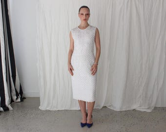 Vestido de cóctel/novia pequeño blanco de algodón texturizado con estampado de escamas de pez de Stella McCartney de la década de 2000