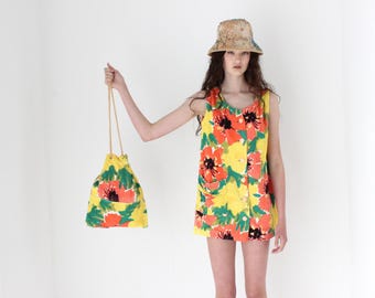Colección francesa. Vestido corto vintage francés de los 70 con estampado floral arcoíris y bolso de playa a juego.