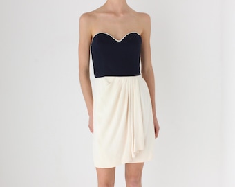 Elegante vestido de cóctel minimalista sin tirantes de seda azul marino y crema estilo años 80