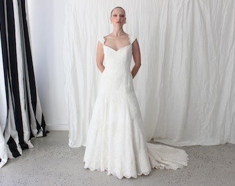 Vestido de novia de lujo de la década de 2000, de encaje francés y organza de seda italiana, estilo romántico vintage con escote corazón y corte en A, de Anne Barge.