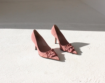 Zapatos de tacón de aguja de tafetán rosa empolvado con volantes, estilo años 90, de Anya Hindmarch - 37 euros